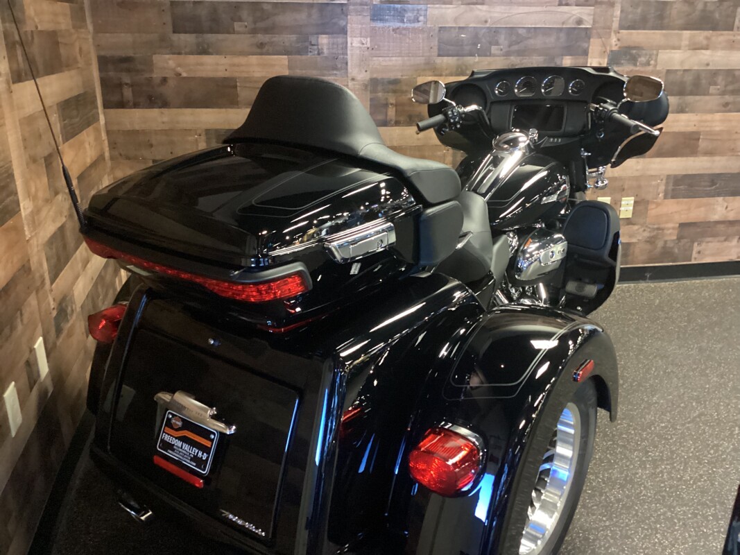 2024 Harley-Davidson Tri Glide Ultra Vivid Black FLHTCUTG - Photo 3