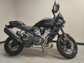 2024 Harley-Davidson<sup>®</sup> Pan America™ 1250 Special VIVID BLACK thumb 3