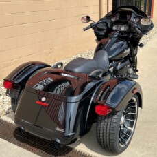 2024 Harley-Davidson<sup>®</sup> Road Glide<sup>®</sup> 3 Vivid Black thumb 3