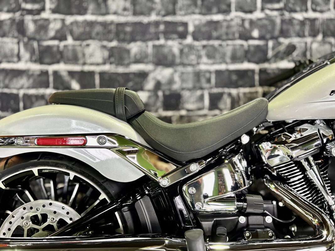 2024 Harley-Davidson Breakout 117 in White Onyx Pearl - Photo 6