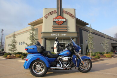 2024 Harley-Davidson<sup>®</sup> Tri Glide<sup>®</sup> Ultra Blue Burst