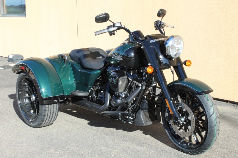 Harley-Davidson Freewheeler 2024 FLRT 84468779 ALPINE GRN/BLK W/ PINSTRIPE - Photo 2
