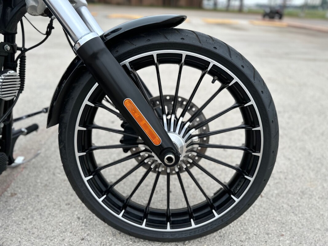 2017 Harley-Davidson Breakout Vivid Black - Photo 4
