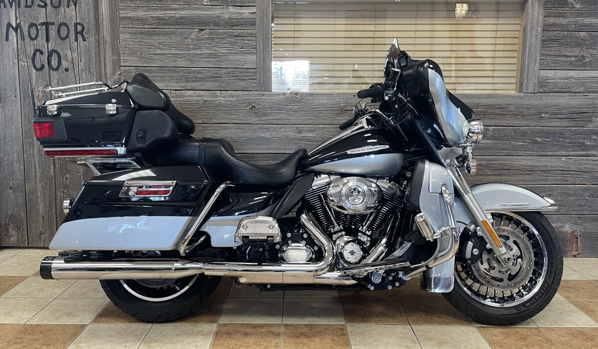 2013 Harley-Davidson Electra Glide Ultra Limited Two-Tone Midnight Pearl/Brilliant Silv