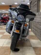 2013 Harley-Davidson<sup>®</sup> Electra Glide® Ultra Limited Two-Tone Midnight Pearl/Brilliant Silv thumb 3