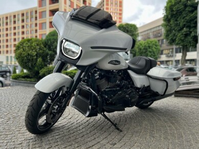 2025 Harley-Davidson<sup>®</sup> Street Glide® White Onyx Pearl - Black Finish