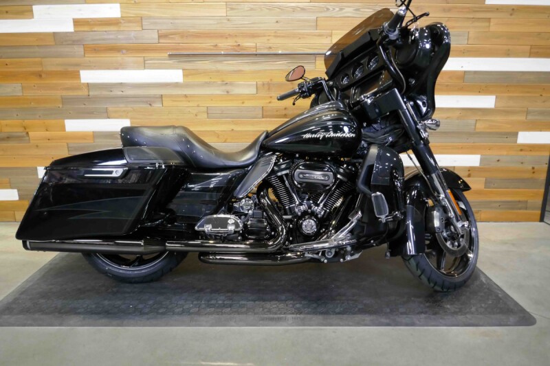 FLHXSE 2017 CVO™ Street Glide<sup>®</sup>