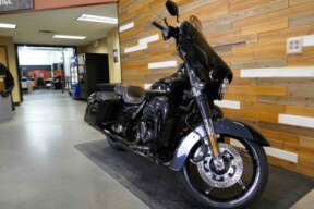 FLHXSE 2017 CVO™ Street Glide<sup>®</sup> thumb 3