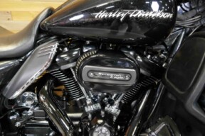 FLHXSE 2017 CVO™ Street Glide<sup>®</sup> thumb 2