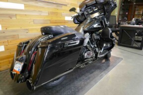 FLHXSE 2017 CVO™ Street Glide<sup>®</sup> thumb 1