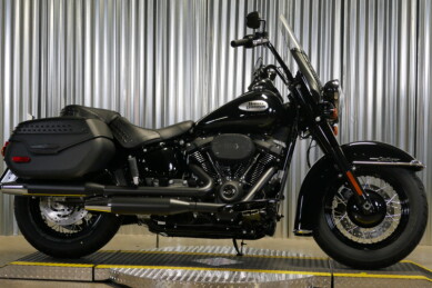 2024 Harley-Davidson® Heritage Classic Vivid Black - Black Finish