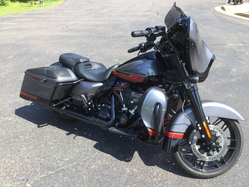 2020 Harley-Davidson® CVO™ Street Glide® SMKYGRY/BLKHOLE 