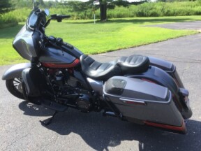 2020 Harley-Davidson® CVO™ Street Glide® SMKYGRY/BLKHOLE  thumb 2