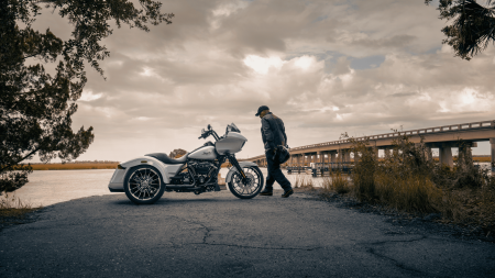 2024 Harley-Davidson® Road Glide® 3 vs. 2024 Freewheeler®: Which Trike Is Best For You in Hickory?