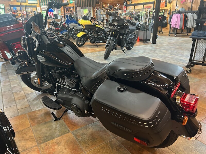 2024 Harley-Davidson Heritage Classic Vivid Black - Black Finish - Photo 2