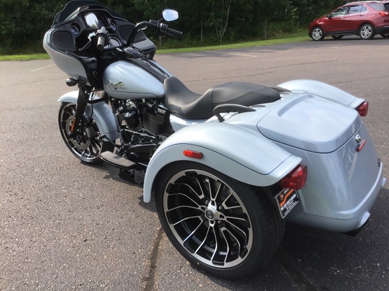 2024 Harley-Davidson Road Glide 3 Atlas Silver Metallic - Black Finish - Photo 3