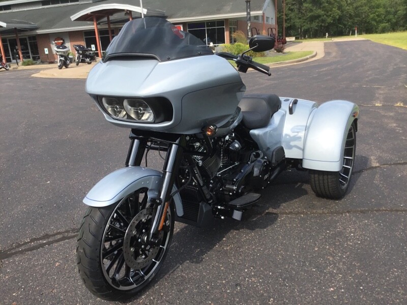 2024 Harley-Davidson Road Glide 3 Atlas Silver Metallic - Black Finish - Photo 2