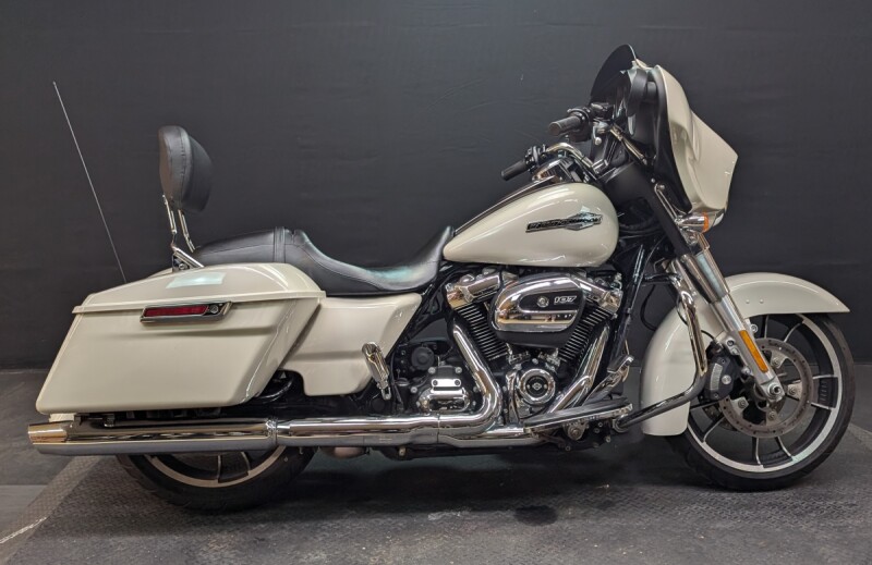 Harley-Davidson<sup>®</sup> Street Glide<sup>®</sup> 2022 FLHX WHITE