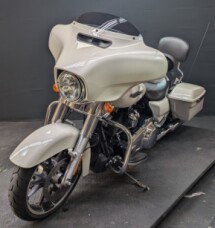 Harley-Davidson<sup>®</sup> Street Glide<sup>®</sup> 2022 FLHX WHITE thumb 1