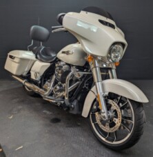 Harley-Davidson<sup>®</sup> Street Glide<sup>®</sup> 2022 FLHX WHITE thumb 3