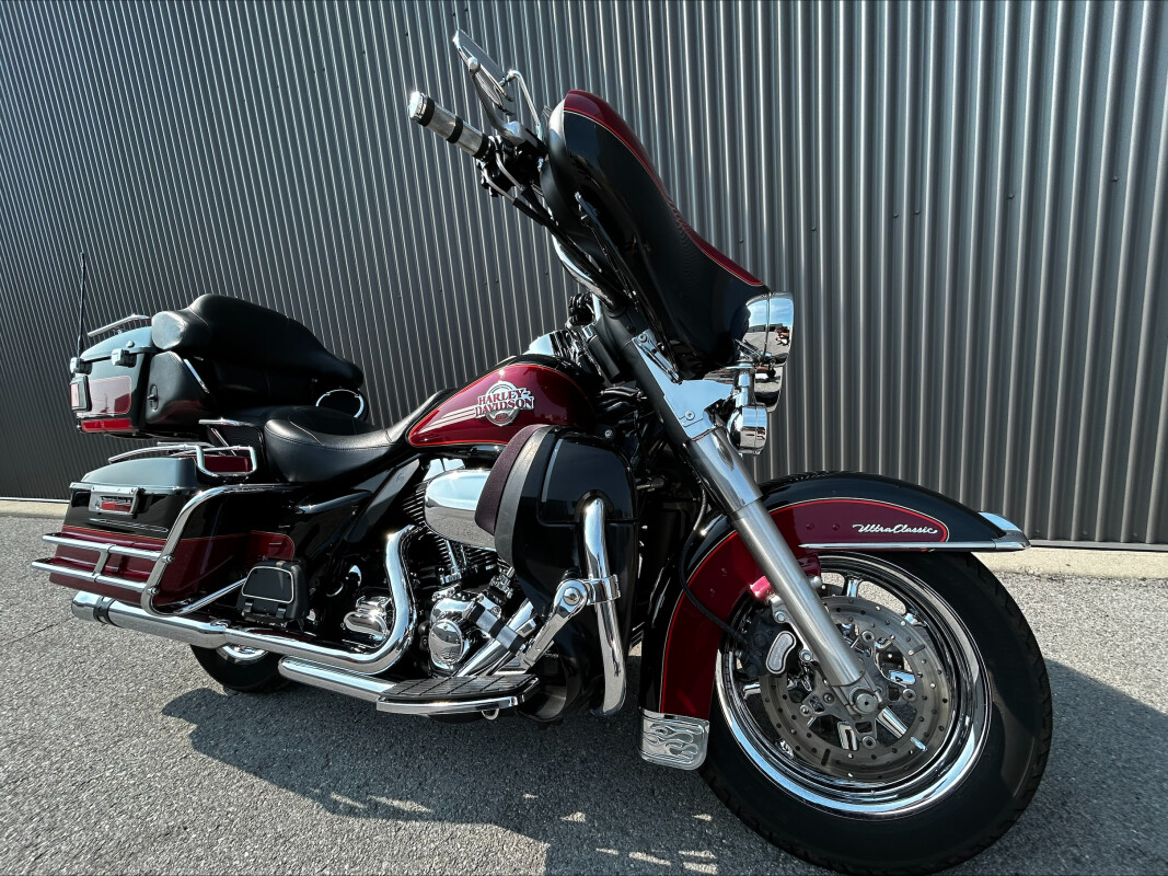 2005 Harley-Davidson Electra Glide Ultra Classic Two-Tone Vivid Black and Lava Red Sun - Photo 2