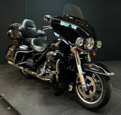 Harley-Davidson<sup>®</sup> Electra Glide<sup>®</sup> Ultra Classic<sup>®</sup> 2018 FLHTCU BLACK thumb 3