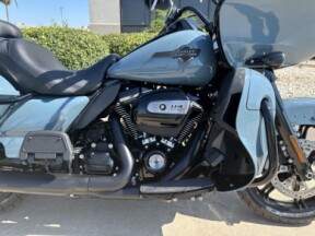 2024 Harley-Davidson® Road Glide® Limited Sharkskin Blue thumb 3