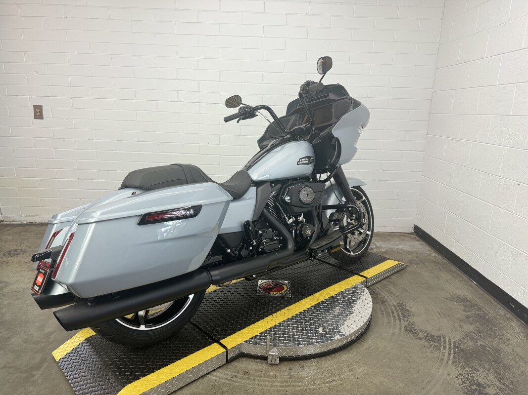 2024 Harley-Davidson Road Glide ATLAS SLV MTLIC - Photo 2