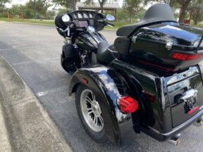 2024 Harley-Davidson<sup>®</sup> Tri Glide<sup>®</sup> Ultra thumb 1