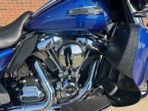 PRICE REDUCED! 2017 Harley-Davidson Ultra Classic FLHTCU thumb 2