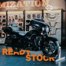2024 Harley-Davidson<sup>®</sup> Ultra Limited Vivid Black - Black Finish thumb 3