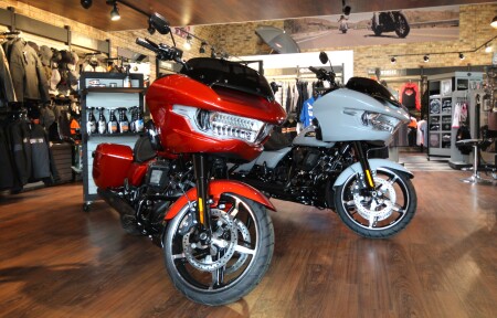 Road Glided meie esinduses Punane 74a!  MÜÜGIKS/FOR SALE! Whiskey Fire Red ja Billiard Gray