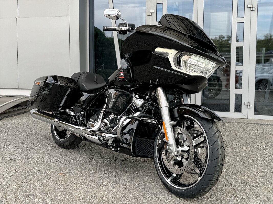 2025 Harley-Davidson<sup>®</sup> Road Glide® Vivid Black