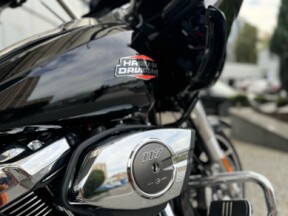 2025 Harley-Davidson<sup>®</sup> Road Glide® Vivid Black thumb 3
