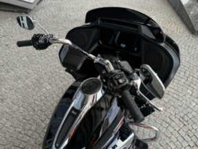 2025 Harley-Davidson<sup>®</sup> Road Glide® Vivid Black thumb 2
