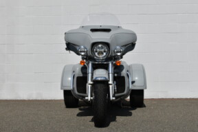 2024 Harley-Davidson® Tri Glide® Ultra FLHTCUTG thumb 1