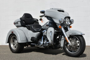 2024 Harley-Davidson® Tri Glide® Ultra FLHTCUTG thumb 2