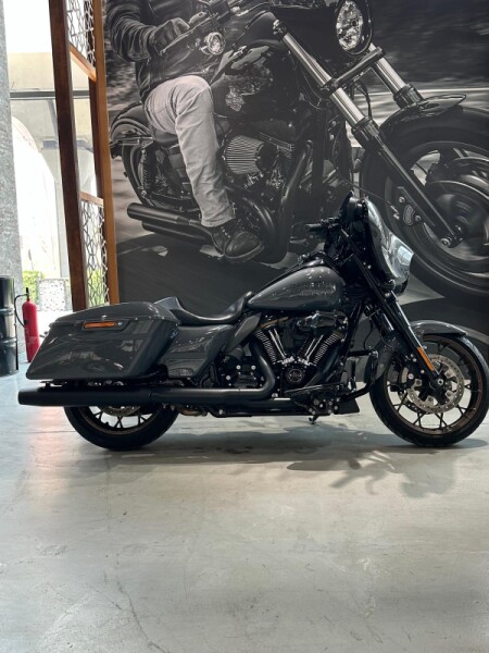 2022 Harley-Davidson<sup>®</sup> Street Glide<sup>®</sup> ST Gunship Grey - Black Finish