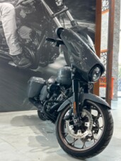 2022 Harley-Davidson<sup>®</sup> Street Glide<sup>®</sup> ST Gunship Grey - Black Finish thumb 2
