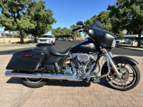 FLHXS 2017 Street Glide<sup>®</sup> Special thumb 3