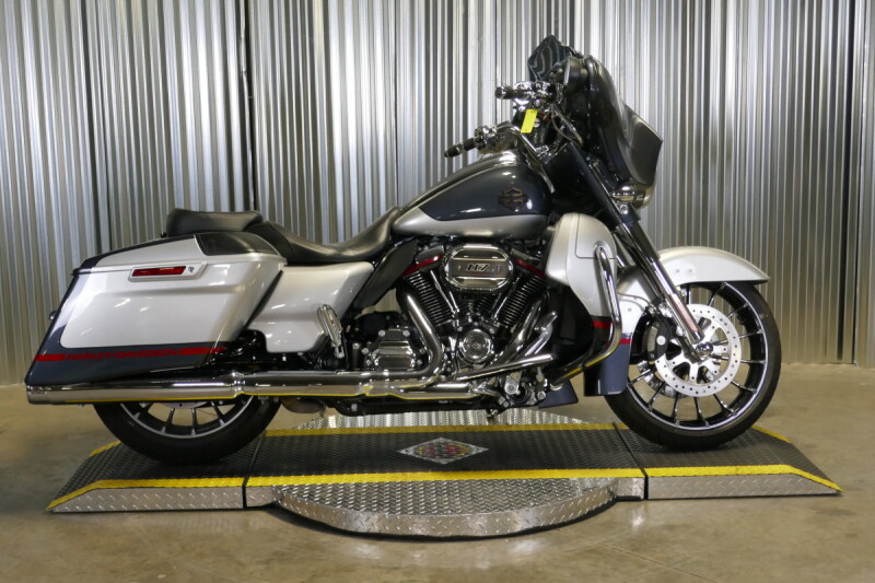 2019 Harley-Davidson® CVO™ Street Glide® CHRDSTL/LNGSLVR W/PINSTRIPE
