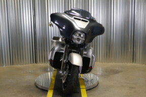2019 Harley-Davidson® CVO™ Street Glide® CHRDSTL/LNGSLVR W/PINSTRIPE thumb 2