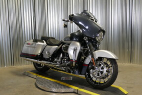 2019 Harley-Davidson® CVO™ Street Glide® CHRDSTL/LNGSLVR W/PINSTRIPE thumb 3