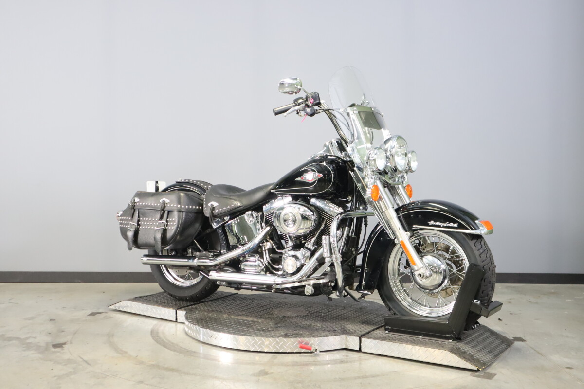 2011 Harley-Davidson Heritage Softail Classic FLSTC - Photo 2