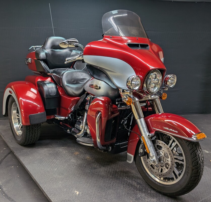Harley-Davidson Tri Glide Ultra 2019 FLHTCUTG WICKED RED/ BARSLV W/PINSTRIPE - Photo 2