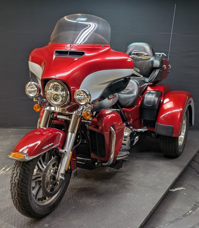 Harley-Davidson Tri Glide Ultra 2019 FLHTCUTG WICKED RED/ BARSLV W/PINSTRIPE - Photo 4