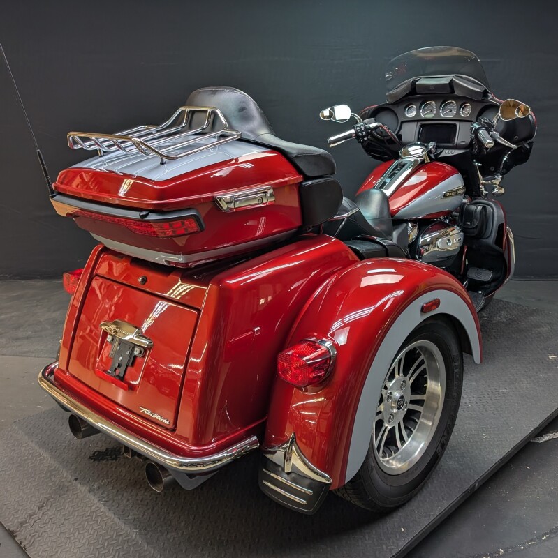 Harley-Davidson Tri Glide Ultra 2019 FLHTCUTG WICKED RED/ BARSLV W/PINSTRIPE - Photo 9