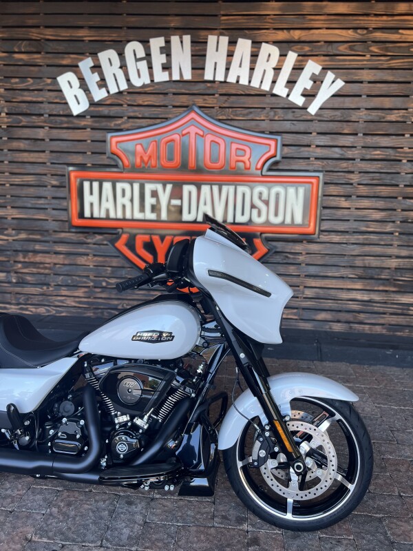 2025 Harley Davidson Street Glide FLHX - Photo 2