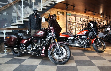 CVO™ Street Glide® Copperhead ja Legendary Orange