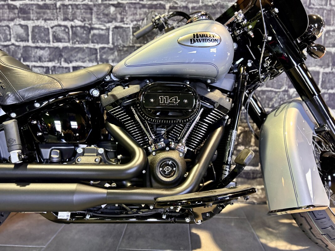2024 Harley-Davidson Heritage Classic 114 in Atlas Silver Metallic - Photo 3